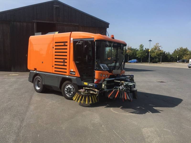 RAVO Maxi Compact straatveegmachine