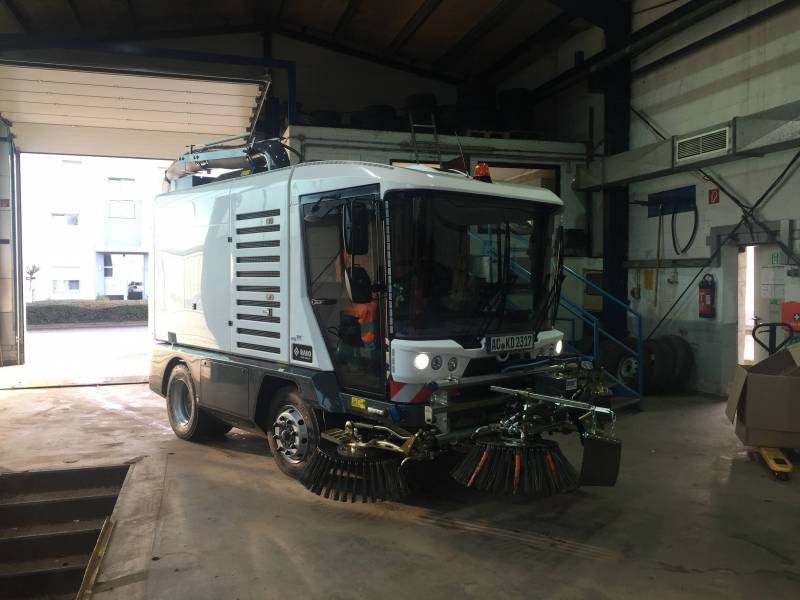 RAVO Maxi Compact straatveegmachine