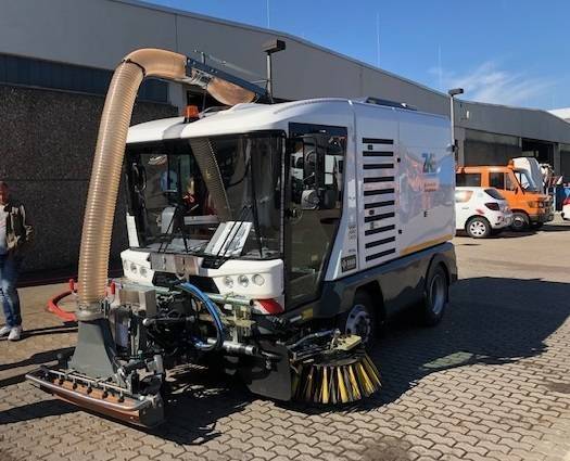 RAVO Maxi Compact straatveegmachine met oliespoorverwijderaar