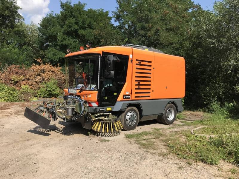 RAVO Maxi Compact straatveegmachine