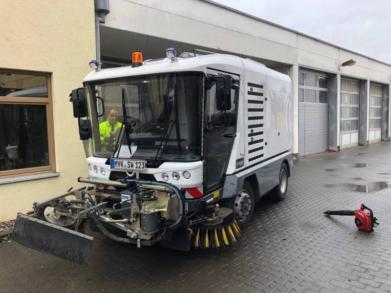 RAVO Maxi Compact straatveegmachine