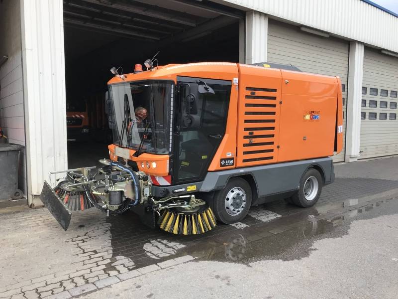 RAVO Maxi compact straatveegmachine