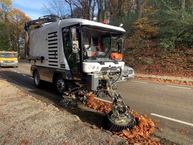 RAVO Maxi compact straatveegmachine met oliespoorverwijderaar