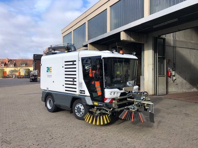 RAVO Maxi compact straatveegmachine