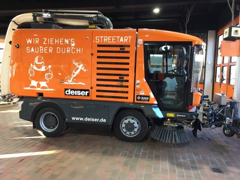 RAVO Maxi Compact straatveegmachine met oliespoorverwijderaar