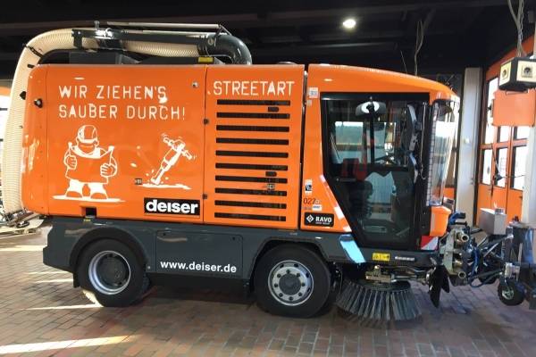 RAVO Maxi Compact straatveegmachine met oliespoorverwijderaar