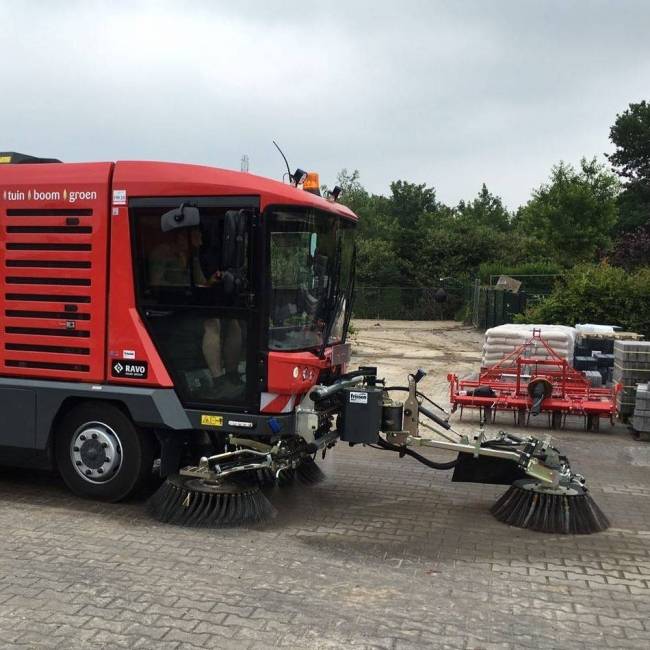 Derde borstel aan RAVO veegmachine