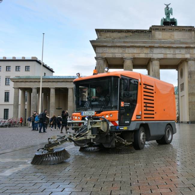 Dritte Besen in Wildkraut