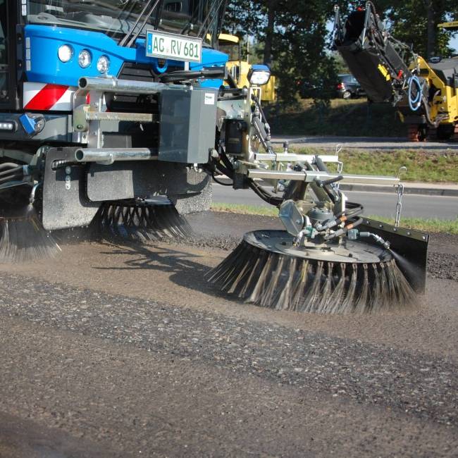 Derde borstel aan RAVO veegmachine