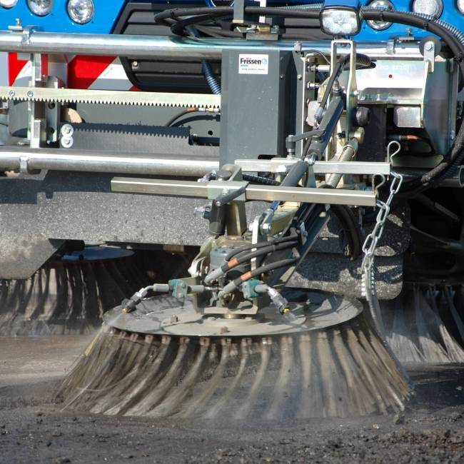 Derde borstel aan RAVO veegmachine