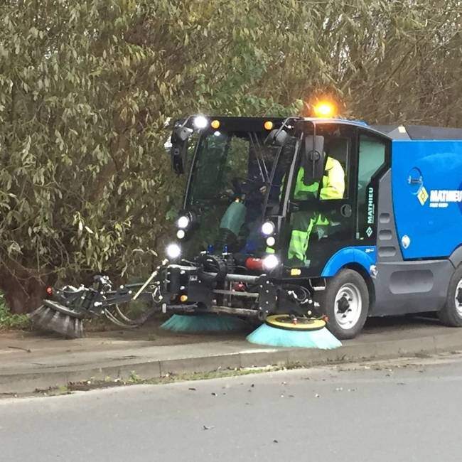 Anbaugerät dritter Besen